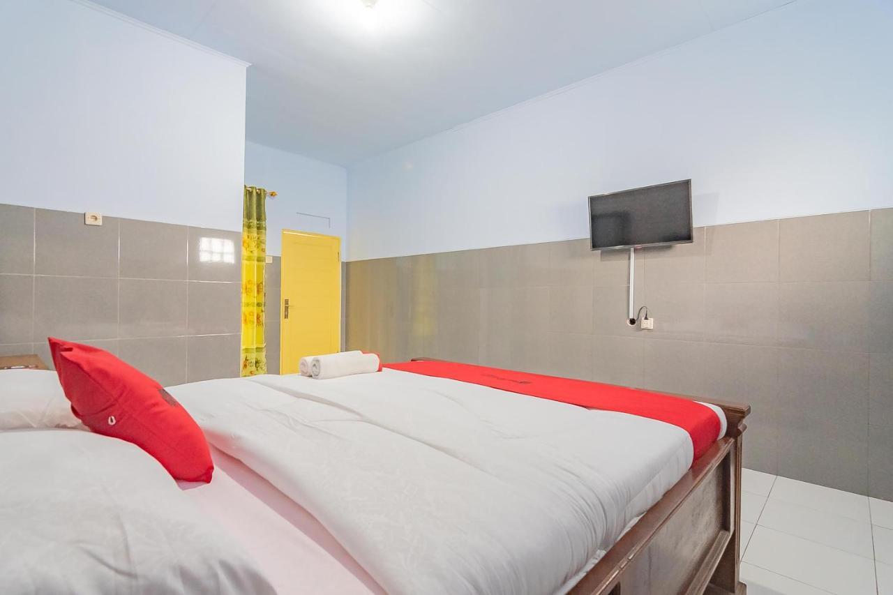 Hotel Reddoorz Syariah @ Tambak Mekar Street Subang à Djalantjagak Extérieur photo